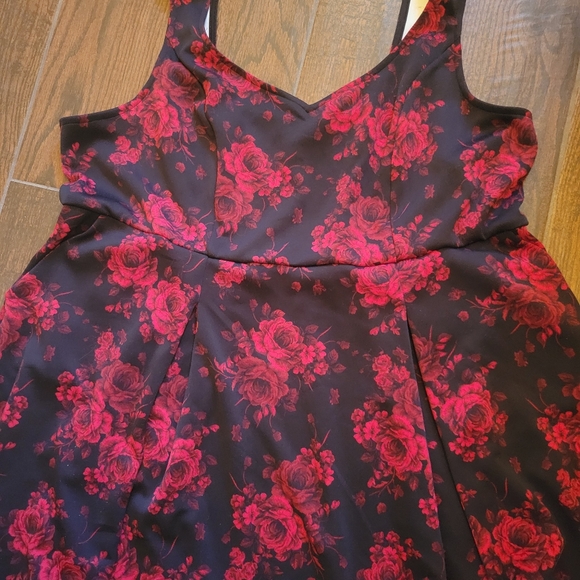 Black & Red Floral Scuba Skater Dress w/ Hidden Front Pockets, Sweetheart Neck - Picture 15 of 15
